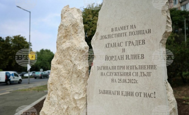 Откриват плоча в памет на полицаите, убити от автобус с мигранти в Бургас