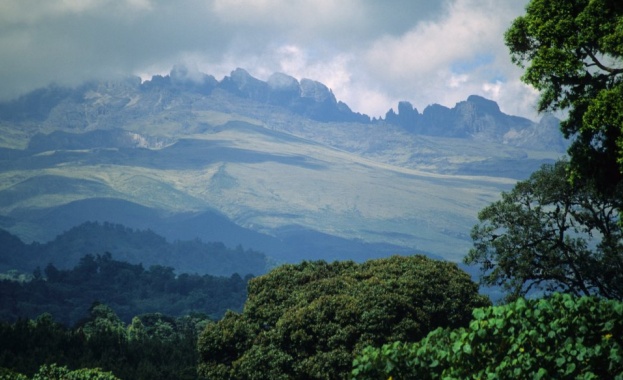 Баща и дъщеря изкачват планината Кения в световна кауза