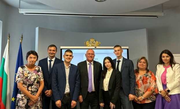 Министерството на образованието и науката и Националният ученически парламент ще