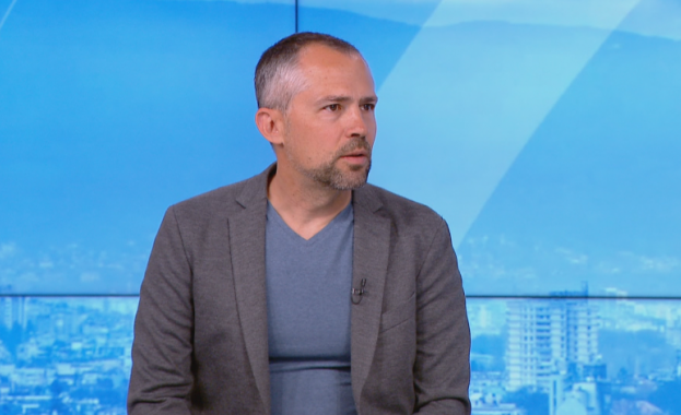 При видеото се вижда че едното полукрило на самолета на