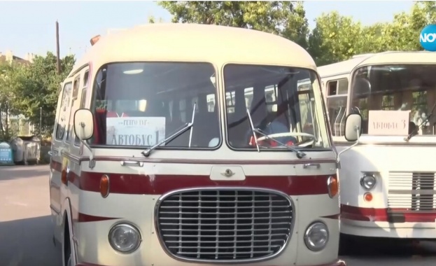 Димитровградчани пътуваха днес на ретро тур из града в автобуси