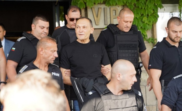 Васил Божков беше докаран под конвой в Софийската градска прокуратура
