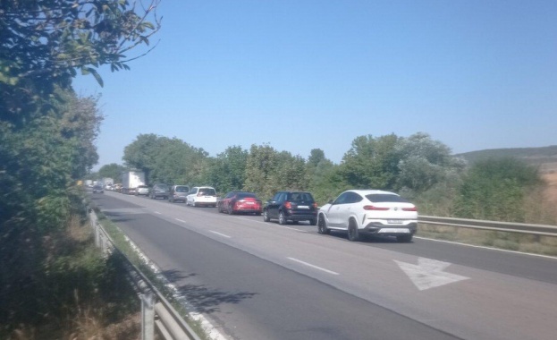Запалено ремарке с бали затвори пътя Разград - Русе