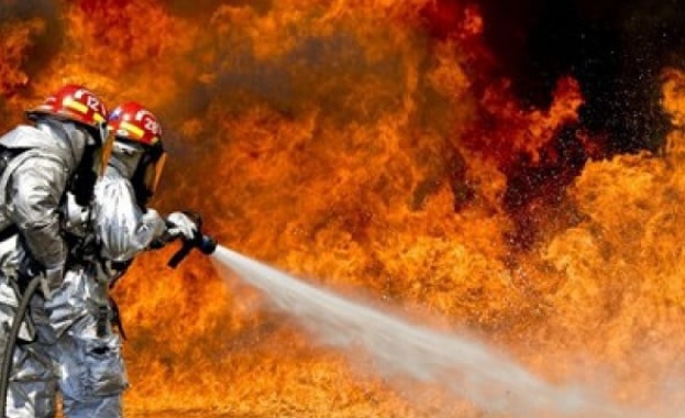 Евакуираха жители на Хасково заради голям пожар в блок, съобщи