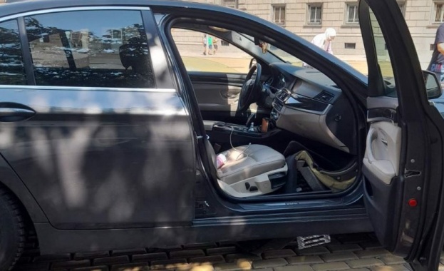 Инцидент пред Президентството решетка на отводнителен канал проби купето