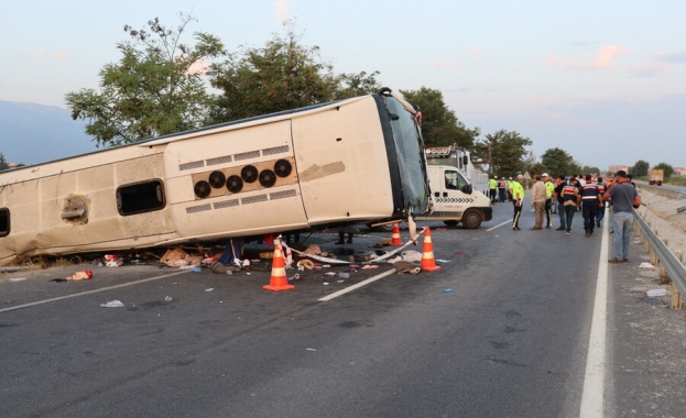 Най малко шестима души са загинали а други 42 ма са ранени