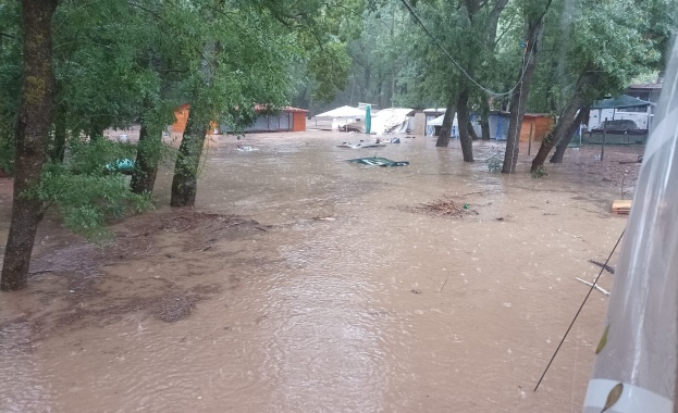 Критична ситуация в Южната Черноморска област Обилни валежи наводниха Царево
