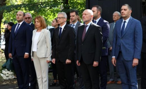 Премиерът акад Николай Денков и министърът на отбраната Тодор Тагарев