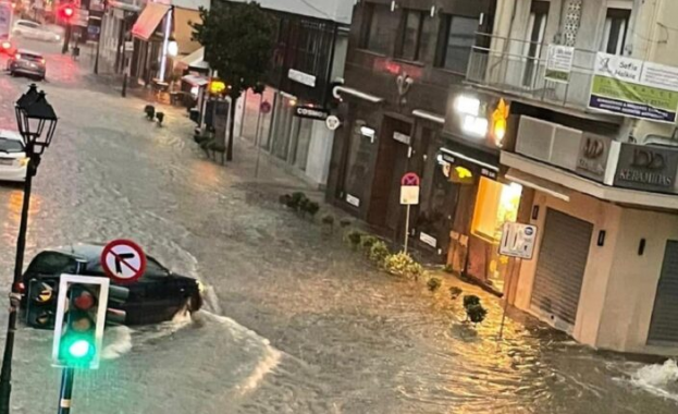 В Гърция издирват изчезнали хора в наводнените села на област