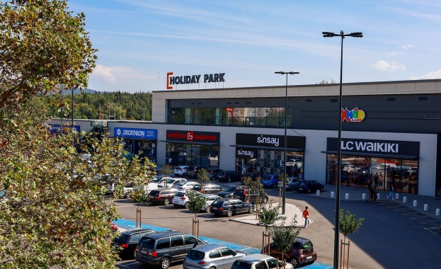 Преобразеният търговски комплекс от отворен тип HOLIDAY PARK ще отвори