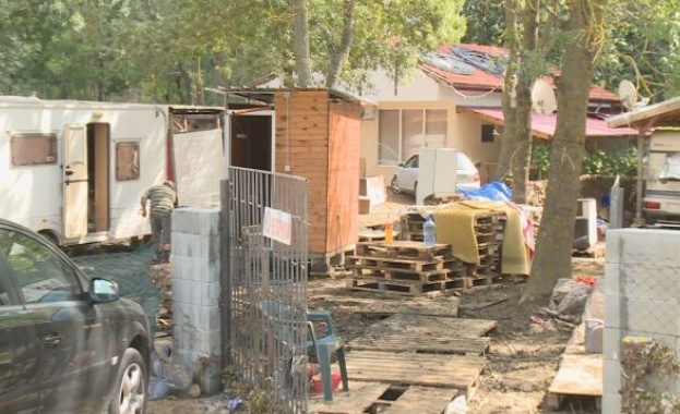 Последен ден за собствениците на опасни бунгала да ги премахнат след потопа в Царево