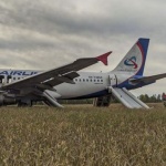 Пътнически самолет се приземи аварийно в нива в Русия