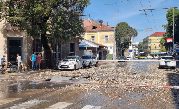 Центъра на Плевен блокиран заради спукана тръба Центъра на Плевен блокиран заради спукана тръба