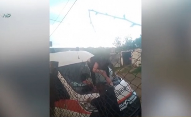 След публикуването на как жена танцува кючек върху линейка в