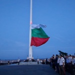 Снощи издигнаха трибагреника на 55-метров пилон в Ямбол