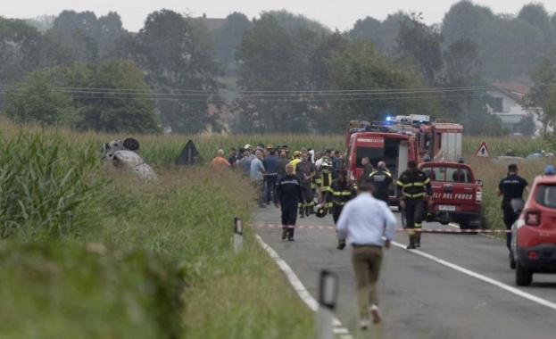 Италиански военен самолет се разби в автомобил по време на