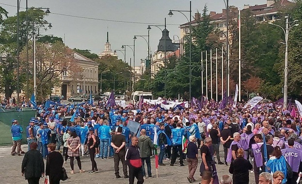 Миньори и енергетици започнаха протест в центъра на София. По