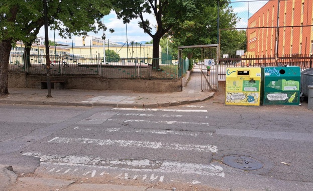 Изтрити пешеходни пътеки пред училищата в Благоевград застрашават безопасността на