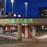 Стадионът на Аякс беше осветен с надписи с искане Зеленски да бъде съден (Видео)