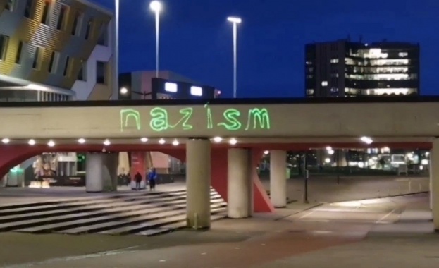 Стадионът на Аякс беше осветен с надписи с искане Зеленски да бъде съден (Видео)