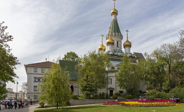 Граждани се събраха пред Руската църква Свети Николай Мирликийски Чудотворец