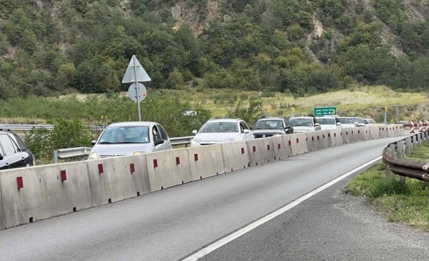 Натоварено е движението на главен път Е 79 между Симитли и