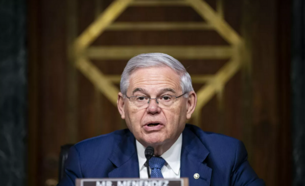 В петък американски прокурори обвиниха влиятелния сенатор Робърт Менендес и