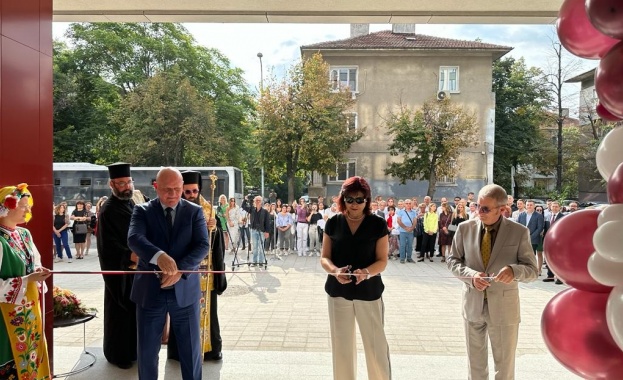 Министър Хинков участва в церемония по откриването на нов корпус в МУ в Пловдив