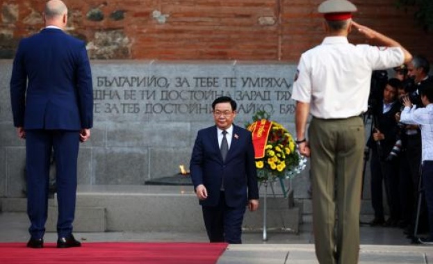 С полагане на венец на паметника на Незнайния войн започна официалното посещение на председателя на НС на Виетнам