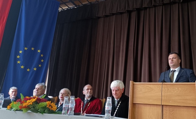 Университетът е мястото където се градят моралните устои на младите