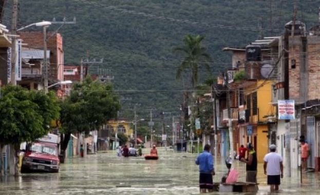 Най малко седем души загинаха а девет са в неизвестност след