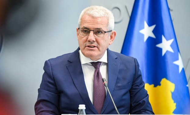 Вътрешният министър на Косово Джелял Свечля и директорът на косовската