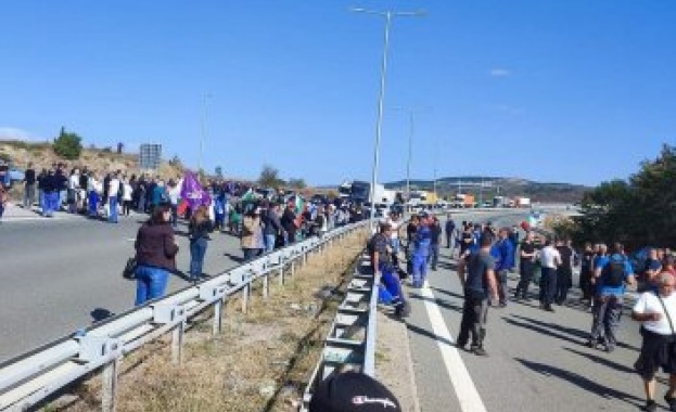 Протестиращите вдигат блокадата на АМ "Струма"