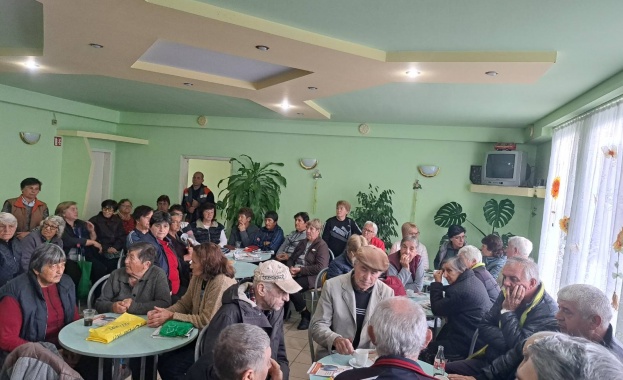 Кандидатът за кмет на община Етрополе Владимир Александров и кандидатите