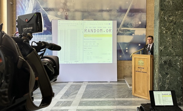 В МЕУ публично бяха изтеглени серийните номера на 8 машини за гласуване