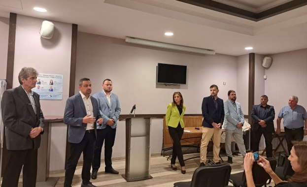 Политическите партии Продължаваме Промяната и Демократична България представиха пред жителите