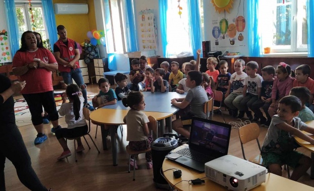 Младите червенокръстци от Ловеч в партньорство с доброволците към Център