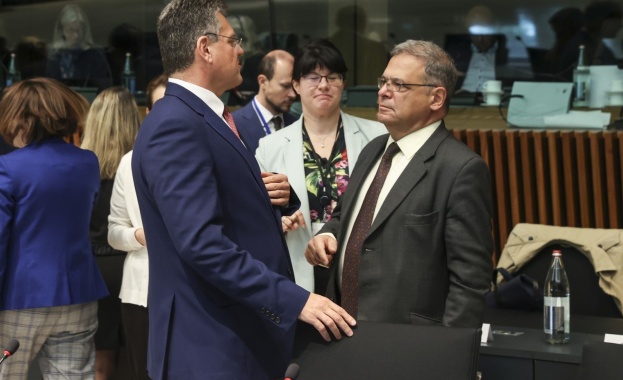 Министърът на околната среда и водите Юлиян Попов вчера взе