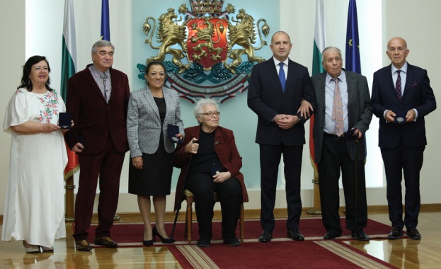 За мен е удоволствие да отлича видни наши дейци на