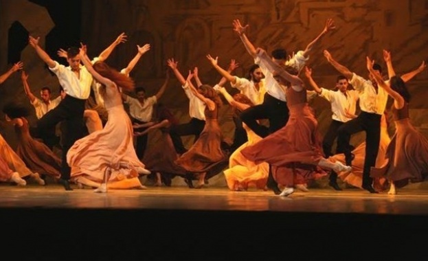 Романът е по скоро шепот докато сцената Сцената е вик Робърт