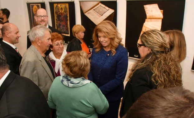 Вицепрезидентът Илияна Йотова чества заедно с българите в Унгария Деня