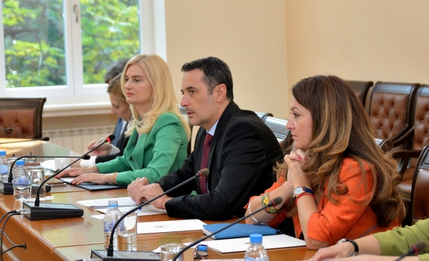 Министърът на транспорта и съобщенията Георги Гвоздейков и министърът на
