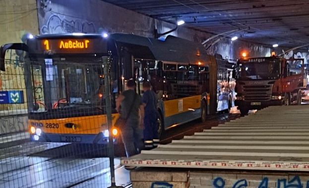 Жена пострада, след като вратата на тролейбус затисна ръката ѝ