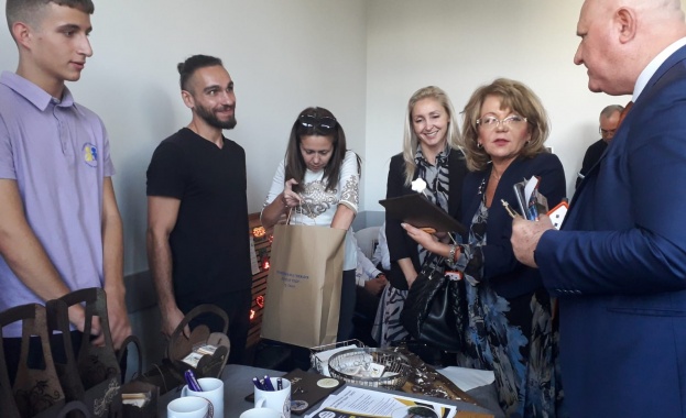 Над 11 500 ученици от 180 училища са включени в