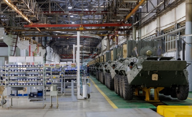 Руски инженери на три смени строят военни заводи в Руската