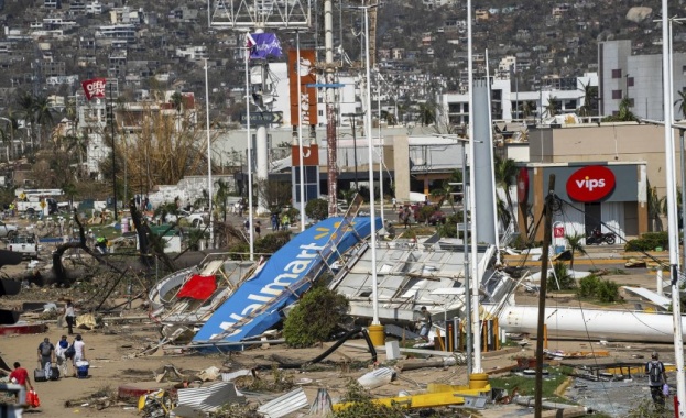 Въздушен мост с цел евакуация на туристите от Акапулко беше