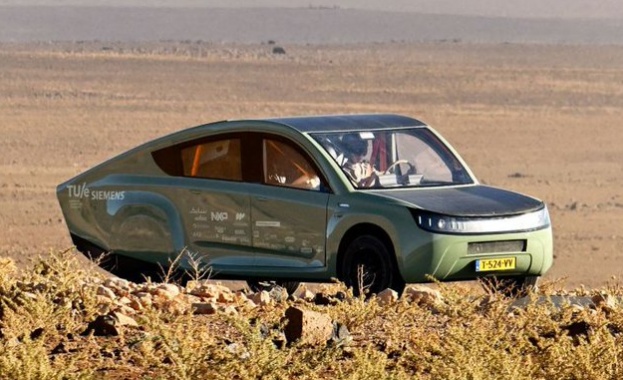 Автомобил, задвижван изцяло от слънчева енергия, измина над 1000 км в Мароко и стигна до Сахара