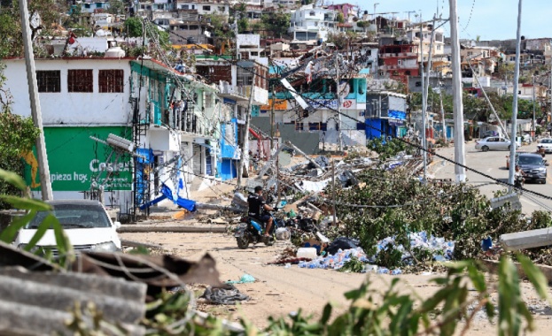 Расте броят на жертвите на мощния ураган "Отис", връхлетял Мексико
