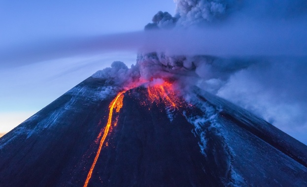 Затвориха за полети района около изригналия вулкан Ключевская Сопка