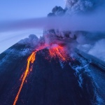 Затвориха за полети района около изригналия вулкан Ключевская Сопка